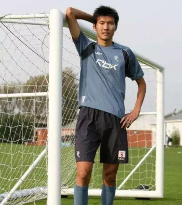 Yang Changpeng - Mit seinen 2,09 m ist er der größte Fußballer der Welt. Er stammt aus China und hat kurz bei Bolton gespielt, ohne Erfolg.