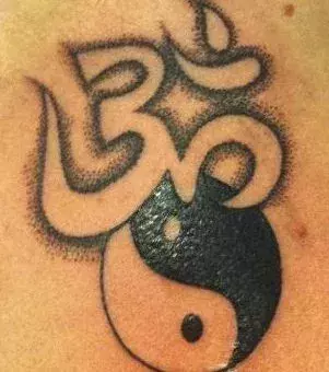 Ying Yang Tattoo auf dem Nacken von einem Mann