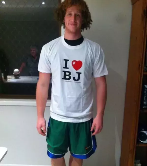 Zufälle gibt es immer wieder: Seine Großmutter hat ihm das T-Shirt gekauft, auf dem steht: "Ich liebe BJ". In der Tat ist ihr Name Brodie Jonas Dean... aber "BJ" ist eben mehr als doppeldeutig!