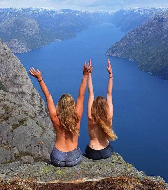 Zwei Mädchen oben ohne vor einer schönen Landschaft