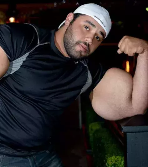 13. Moustafa Ismail hält den Guinness-Weltrekord für den dicksten Bizeps.