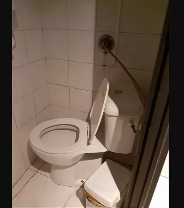 Badezimmer-Fails: Diese Beinfreiheit...