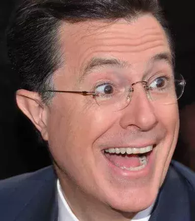 Das rechte Ohr von Stephen Colbert hat eine spitze Form. Es ist die Folge eines Ohrenkrebs, den er als 10-Jähriger hatte. Bis heute ist er auf dem Ohr taub.