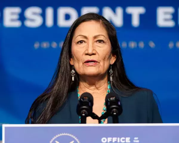Deb Haaland bekommt Platz im Innenressort