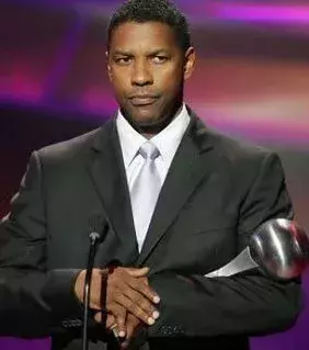 Denzel Washington hat sich den kleinen Finger seiner rechten Hand gebrochen