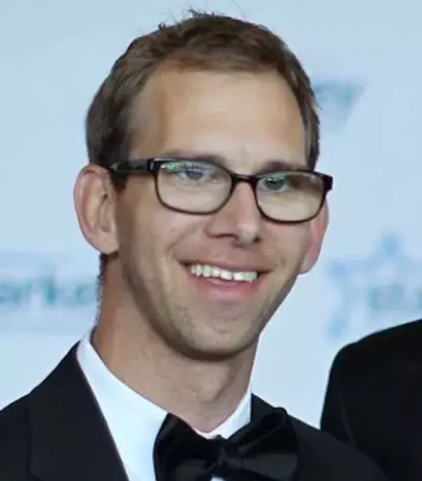 Es handelt sich dabei um Michael Kucher. Dieser sieht seinem Bruder gar nicht ähnlich, aber er begleitet ihn sehr oft zu Veranstaltungen und Vorpremieren