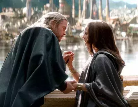 Hemsworth und Portman in "Thor 2"