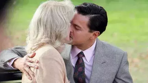 Joanna Lumley und Leonardo DiCaprio in "The Wolf of Wall Street"