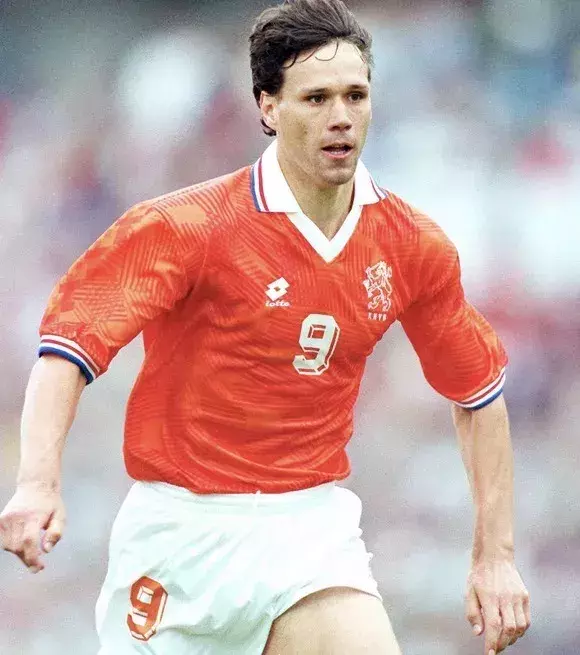 Marco van Basten scheitert mit den Niederlanden 1986 in der Qualifikation an Belgien.