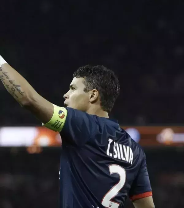 Sonderwünsche von Fußballstars: Bei Thiago Silva ist das Gegenteil der Fall. In seinem Vertrag mit Paris Saint-Germain hat er verhandelt, dass er 8 Tickets für Hin- und Rückflüge von Paris nach Rio pro Saison bekommt
