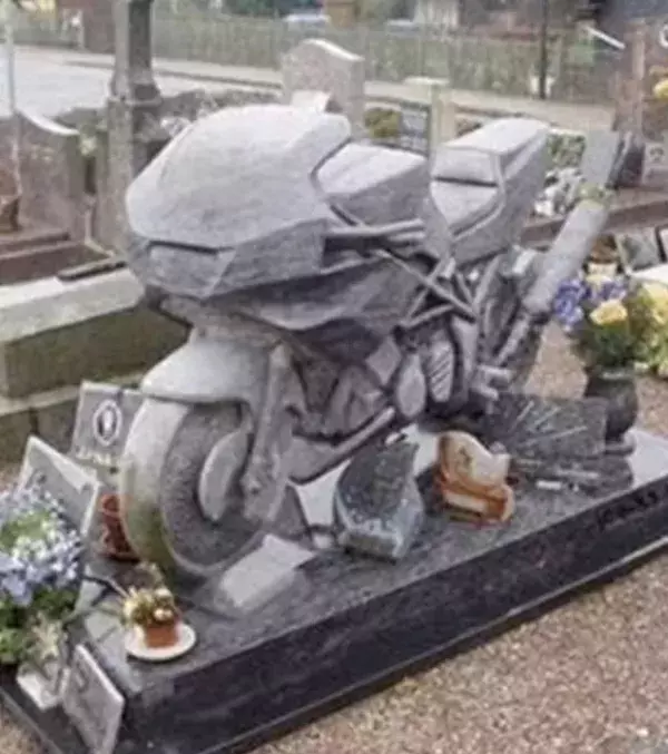 Außergewöhnliche Gräber: Motorrad- Grabmal