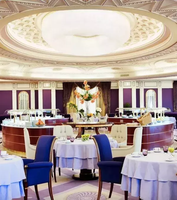 Das Hotel bietet 500 geräumige Luxuszimmer