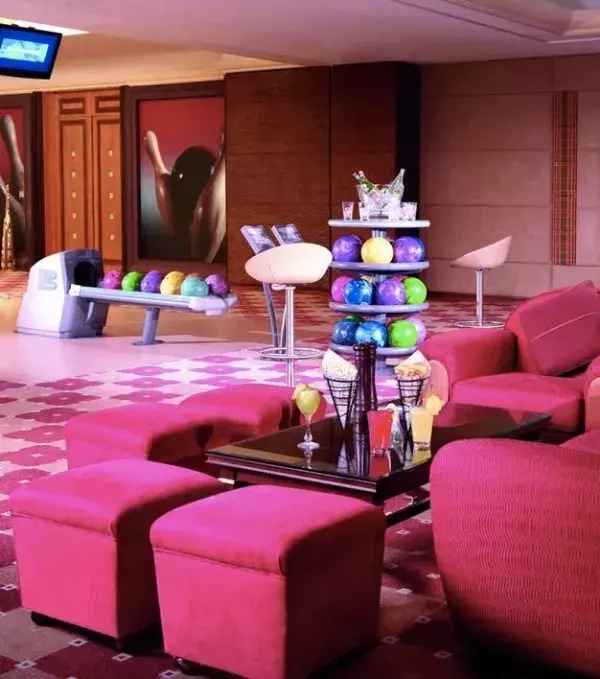 In dem Gefängnishotel gibt es sogar eine Bowlinganlage