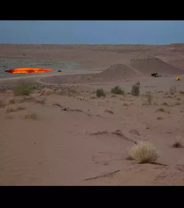 Die eher seltenen Touristen zelten in der Nähe, um den besten Blick auf den Krater von Derweze zu erhaschen (Quelle: Mike Moss)