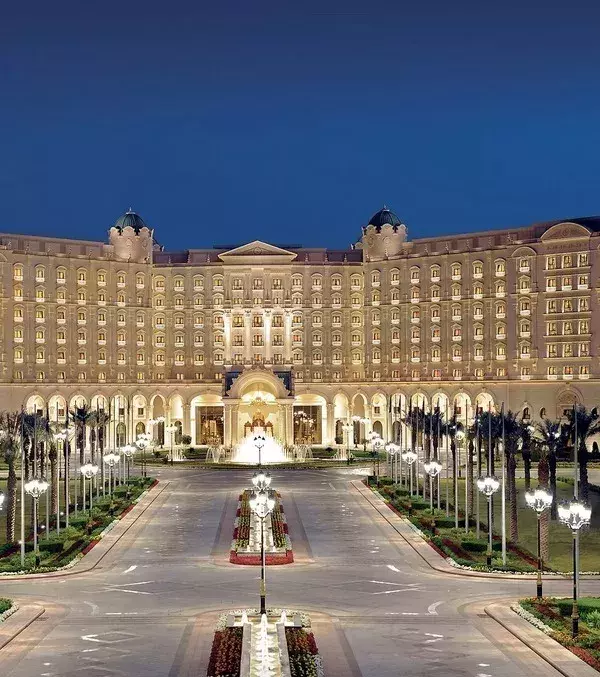 Die saudiarabischen Würdenträger, unter denen sich Minister und Milliardäre befinden, sind im Ritz-Carlton von Riad untergebracht