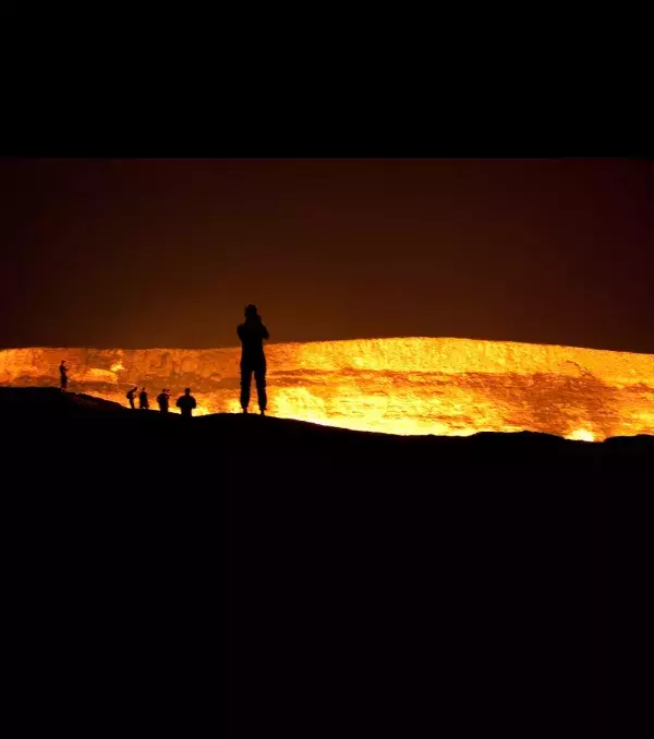 Eigentlich hat der Präsident von Turkmenistan 2010 angeordnet, dass das "Tor zur Hölle" zugeschüttet wird, aber bis zum heutigen Tage brennt es weiter (Quelle: Brian Shrader, Flickr)