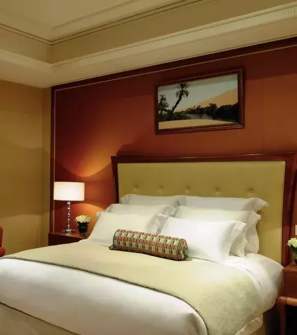 Eine Nacht in dem Hotel kostet etwa 900€