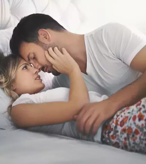 10. Männer, die kleine Brüste bevorzugen, wollen im Bett dominieren (Foto: Getty Images)