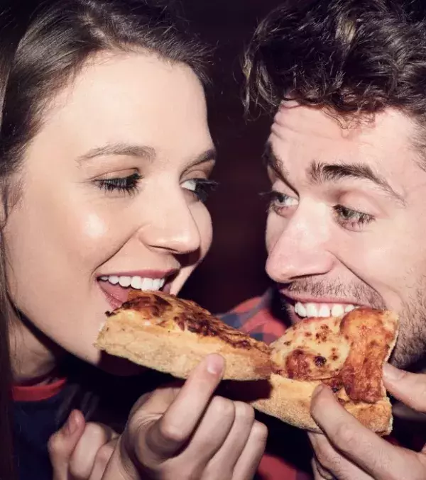 8. Männer, die viel essen, bevorzugen große Brüste (Foto: Getty Images)