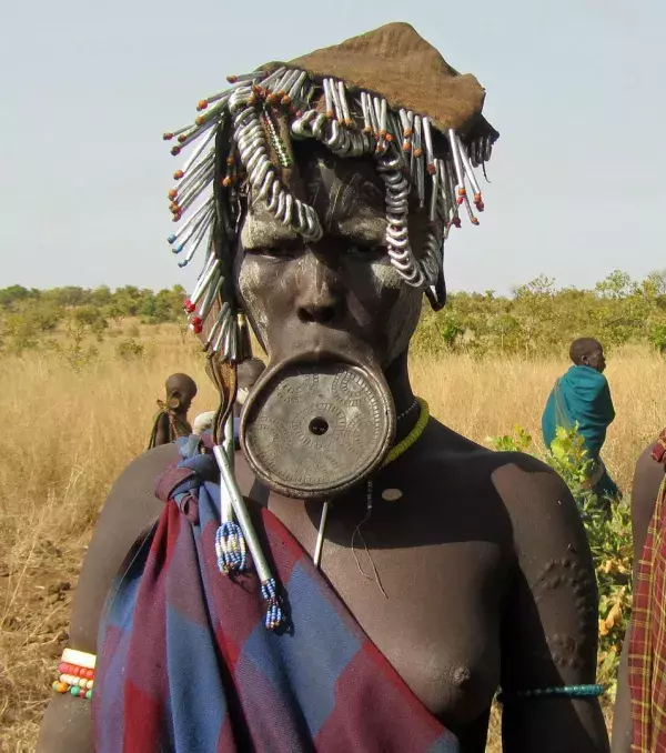 Beim äthiopischen Volk der Mursi wird den Frauen die Unterlippe aufgeschnitten und mit Hilfe immer größer werdender Tonteller bis zur sexuellen Reife langsam gedehnt.