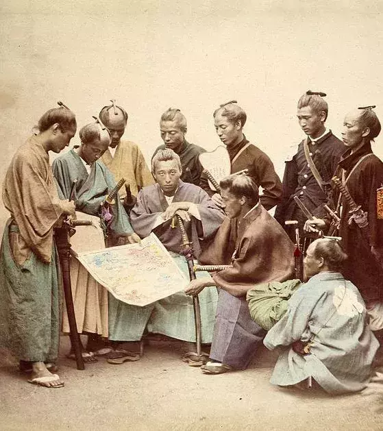 Bis zu 10% der japanischen Bevölkerung war Samurai und gehörte einer eigenständigen sozialen Klasse an. Sie waren in großer Zahl vertreten und haben stark die japanische Bevölkerung beeinflusst.
