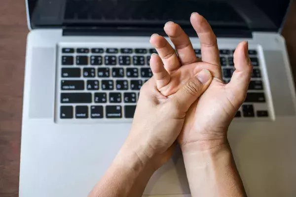 Der lange Hohlhandmuskel (Musculus palmaris longus) fehlt bei manchen Menschen heute schon und wird in der Zukunft wohl gar nicht mehr vorhanden sein