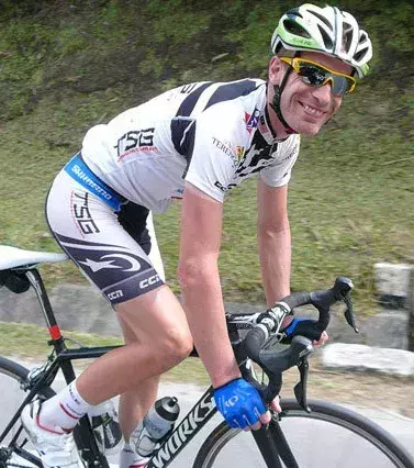 Der Radfahrer Maarten de Jonge ist zweimal einem Flugzeugabsturz entkommen. Jedes Mal hatte er den Flug in letzter Minute wechseln müssen und konnte so dem Schlimmsten entgehen