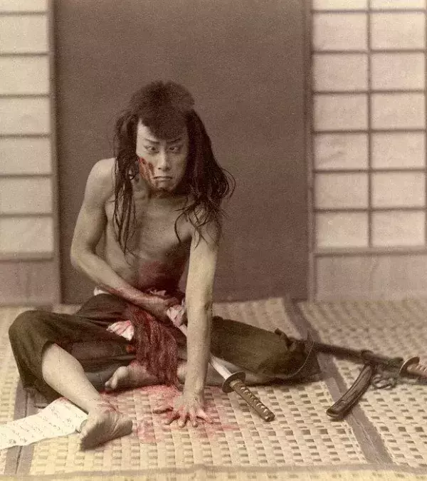 Der Selbstmord eines Samurai fand statt, wenn ein Risiko bestand, von einem Feind gefangen zu werden. Es gibt mehrere Arten von Selbstmorden bei den Samurai, die bekannteste heißt Hara-Kiri. Der Samurai pflanzt sich seinen Säbel in den Unterleib.