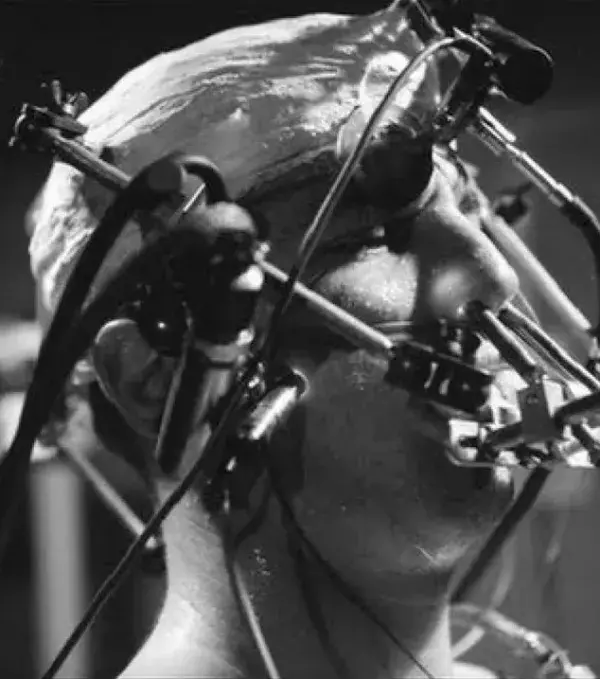 Die CIA hat in den 70ern Menschen ohne ihr Wissen Drogen verabreicht, um die Wirkung zu testen und um zu wissen, was am besten wirkt. Eine Person ist dabei ums Leben gekommen. Die Affäre wurde erst 1975 aufgedeckt