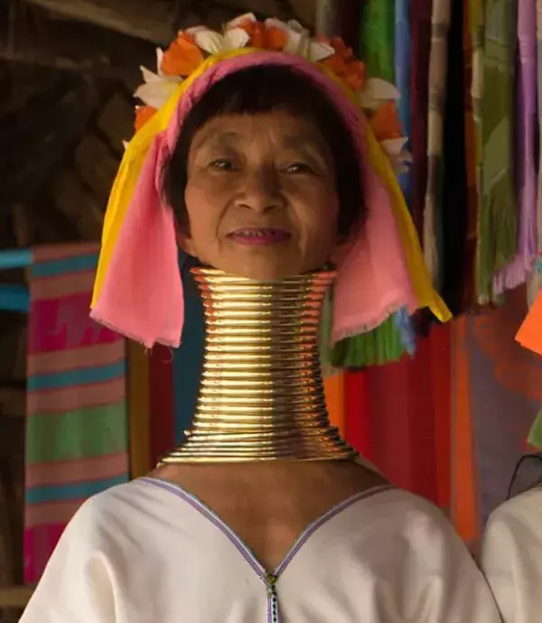 Die Padaung-Frauen in Myanmar bekommen ab dem 5. Lebensjahr Messingringe um den Hals gelegt, die ihre Schultern deformieren und ihren Hals verlängern. Jedes Jahr kommt ein neuer Ring hinzu.