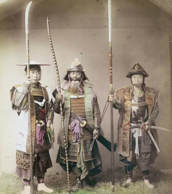 Die Samurai besaßen gebogene Schwerter, die unter dem Namen Katana bekannt waren. Sie wurden als die wichtigste Waffe angesehen, die von den Samurai-Kriegern getragen wurden. Es war auch das Symbol ihres Staates.