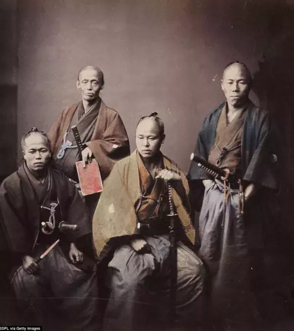 Die Samurais schienen immer sehr groß und muskulös. Die Rüstung und die Waffen ließen sie riesig erscheinen. Aber ohne sie waren sie ziemlich klein.