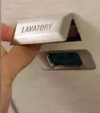 Die Toilettentür kann im Notfall von außen abgeschlossen werden.