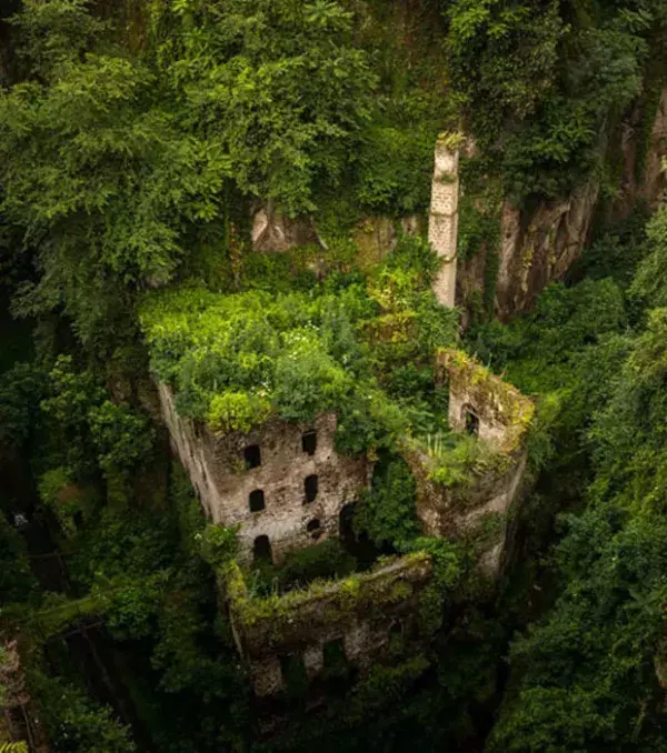 Diese alte verlassene Mühle wurde in Sorrent, in Italien, fotografiert