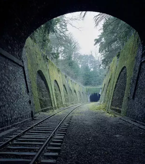 Dieses aufgegebene Eisenbahngleis befindet sich ebenfalls in Paris und ist 160 Jahre alt