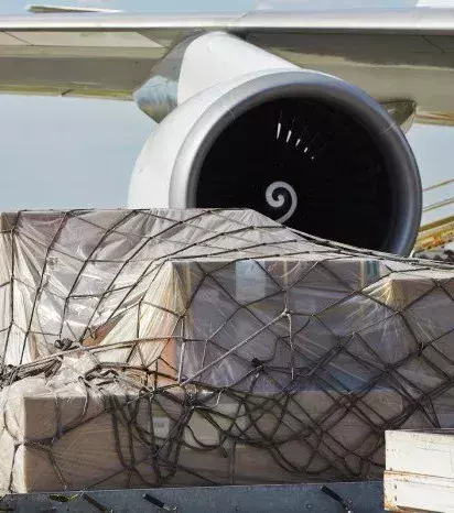 Es ist nicht selten, dass sich im Flugzeug Tote befinden, die wieder in ihre Heimat gebracht werden. Ja, wenn ihr einstiegt, stehen die Chancen nicht schlecht, dass sich im Bauch des Flugzeugs Särge befinden…