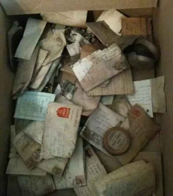 Ganz viele Briefe eines ehemaligen Soldaten aus dem 1. Weltkrieg wurden hinter einer Mauer gefunden. Sie wurden der Familie weitergeleitet