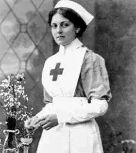 Im Laufe ihres Lebens überlebte Violet Jessop 3 Schiffskatastrophen: Den Untergang der HMS Hawke, der HMHS Britannic und den Untergang der Titanic. Deswegen wurde sie „Fräulein Unsinkbar“ genannt