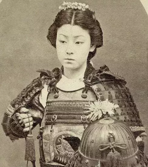 In Kampfkunst ausgebildete Frauen waren ebenfalls Samurai. Sie haben an Kämpfen mit ihren männlichen Kollegen teilgenommen.