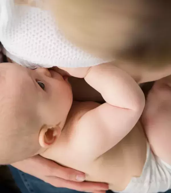 Ob große oder kleine Brust: Die Durchflussmenge an Milch verändert sich nicht (Foto: Getty Images)
