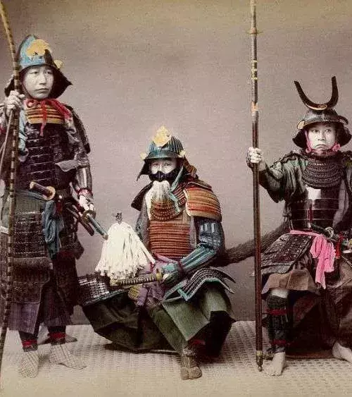 Samurai kleiden sich nicht mit der Absicht, zu beeindrucken, sie wurden jedoch in ihrer Epoche als modisch angesehen. Das Gewand (Hose und Kimono), wurde geplant, um ihren Bedürfnissen als Krieger zu entsprechen.