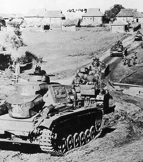 Schon 3 Tage nach der Entdeckung des Grabes ordnete Hitler die Operation "Barbarossa" an, die Invasion vom Dritten Reich in die Sowjetunion