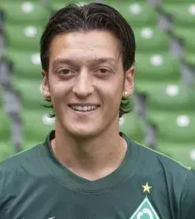 Und schon einen Monat später ist der deutsche Fußballspieler Mesut Özil geboren. Sehen sie sich nicht zum Verwechseln ähnlich?