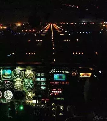 Wenn Flugzeuge nachts landen, wird das Licht ausgeschaltet, damit sich eure Augen schneller ans Dunkel gewöhnen und um im Notfall Panik zu vermeiden…