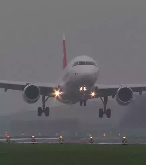 Wenn Piloten zu abrupt bei Regen landen, dann nicht, weil sie es nicht anders können, sondern weil sie Aquaplaning verhindern wollen.