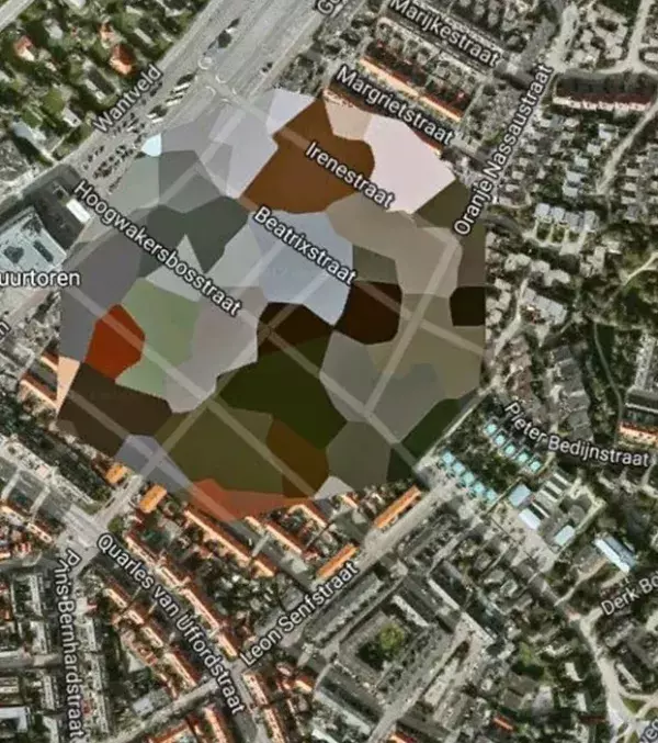 Geheime Orte bei Google Maps: Noordwijk, Niederlande. Was hier aussieht, wie ein Tarnmuster, ist eine Siedlung in den Niederlanden. Angeblich soll dort ein Haus der Königsfamilie stehen. Eine Entdeckungstour mit Google Street View geht problemlos.