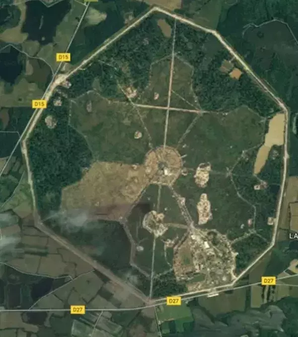Geheime Orte bei Google Maps: Rosnay, Frankreich. Dort steht ein Längstwellensender der Marine. Das Gelände ist auf Google Maps verschwommen, sodass man beim Zoomen gar nichts erkennen kann.