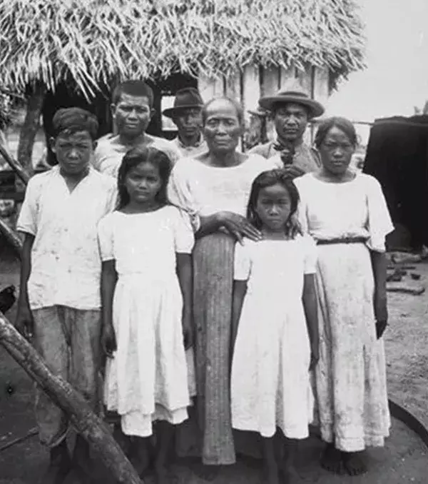 Guam: Die Chamorros sind die Ureinwohner der Insel. Zahlreiche Bevölkerungsgruppen wie Filipinos, Koreaner, Chinesen und Nordamerikaner leben heute dort.
