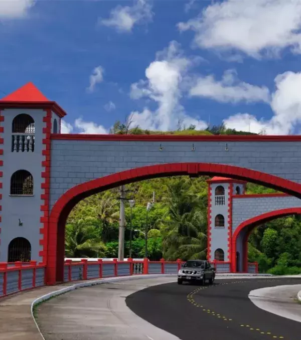 Guam: Die Insel hat eine spanische Vergangenheit, die bis ins Jahr 1521 zurückreicht. Ferdinand Magellan hat die Insel zuerst entdeckt, die erst im 17. Jahrhundert kolonisiert wurde