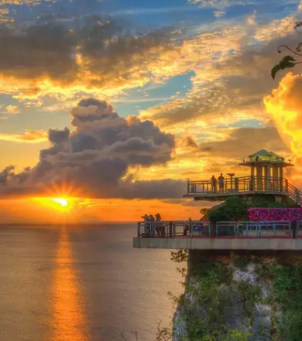 Guam: Lover's Point ist eine beliebte Sehenswürdigkeit. Hier hat man einen tollen Ausblick über den Ozean und die Stadt